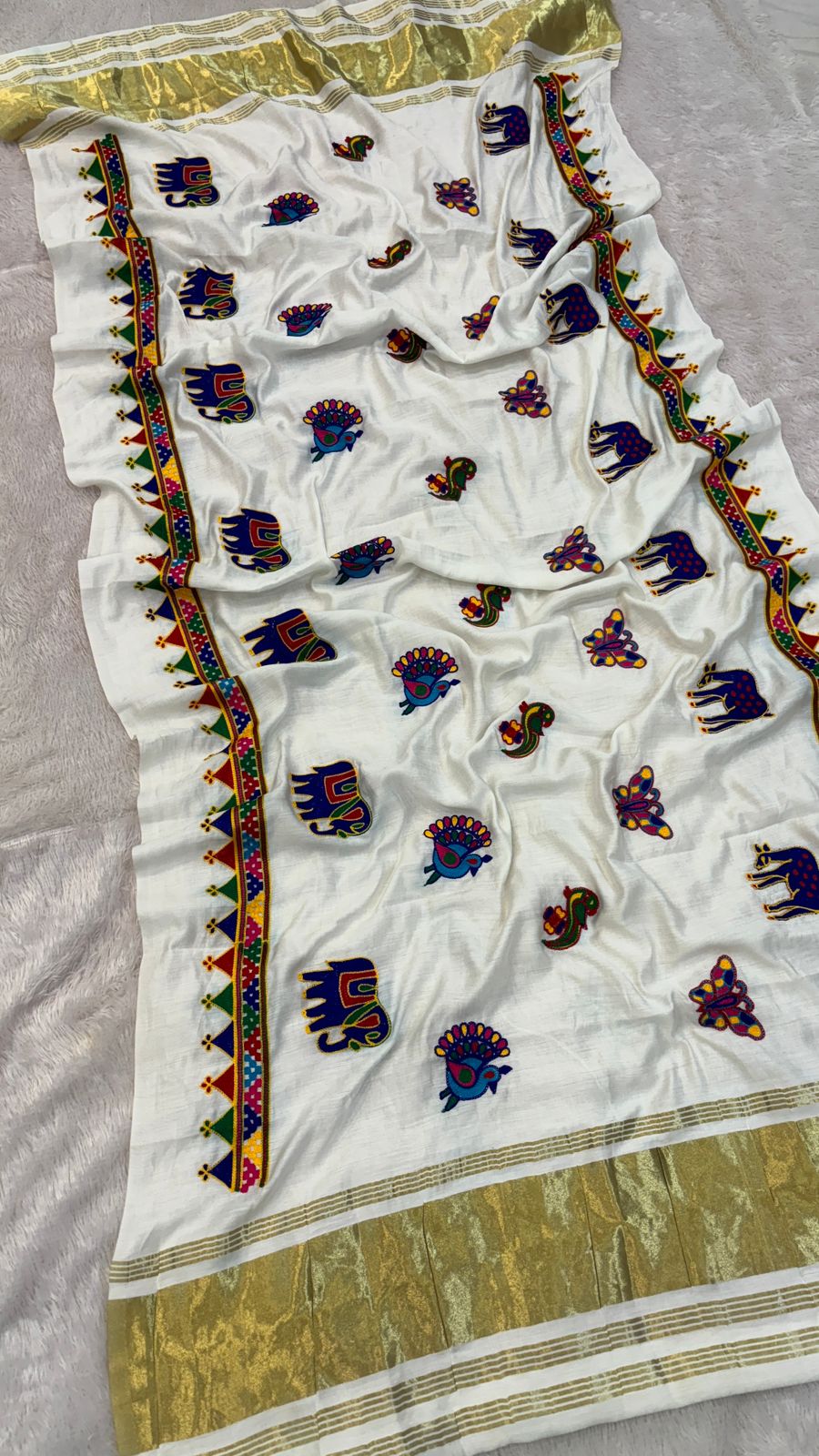 Kutchi Multi Work Duppta with Lagadi Patta - White